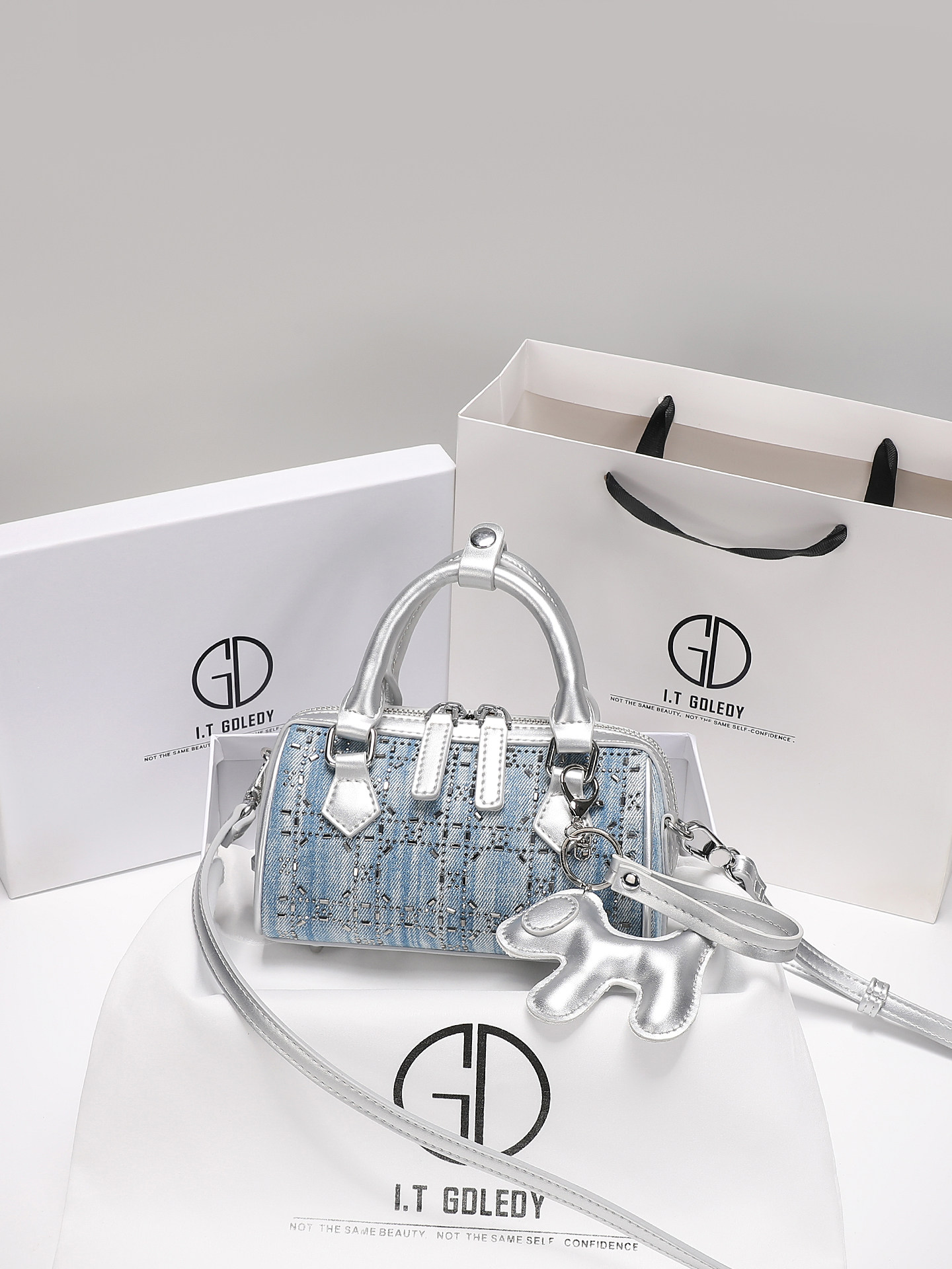 Luxury Bags Denim - Sac Boston de luxe et vintage